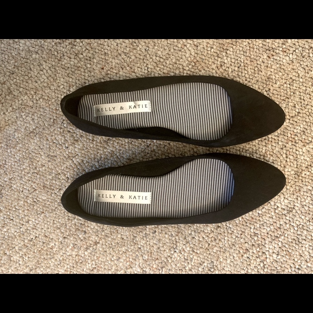 New w/o tags. DSW Black flats w/ memory foam. Size 7.5